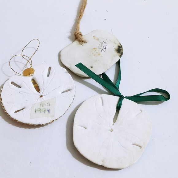 Vtg Christmas Sand Dollar Ornaments 3 Beach Decor Seashore Hand Painted (z) - Picture 5 of 5